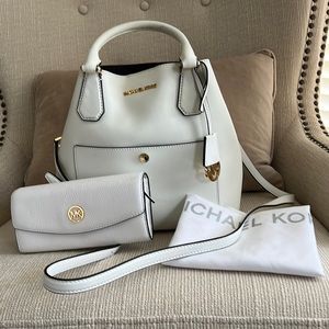 White convertible Michael Kors crossbody with matching wallet. Hardly used.